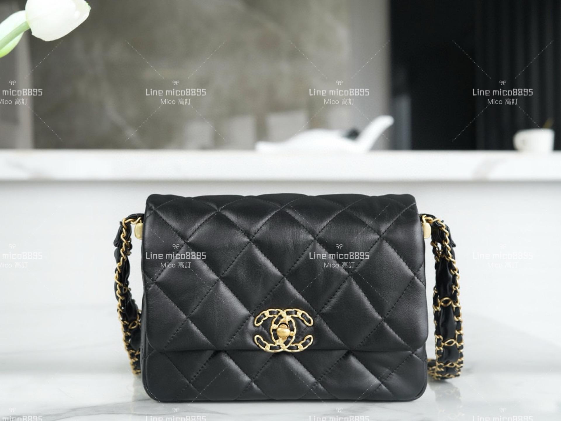 CHANEL 19系列 穿皮肩帶 褶皺小牛皮口蓋包 黑色 20.5cm