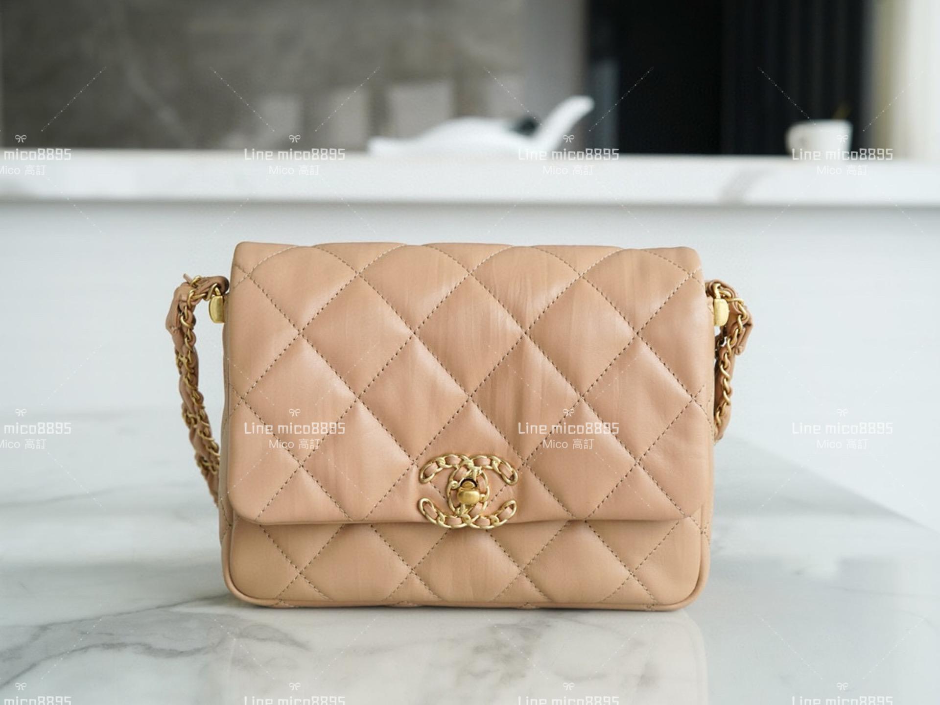 CHANEL 19系列 穿皮肩帶 褶皺小牛皮口蓋包 奶茶色 20.5cm