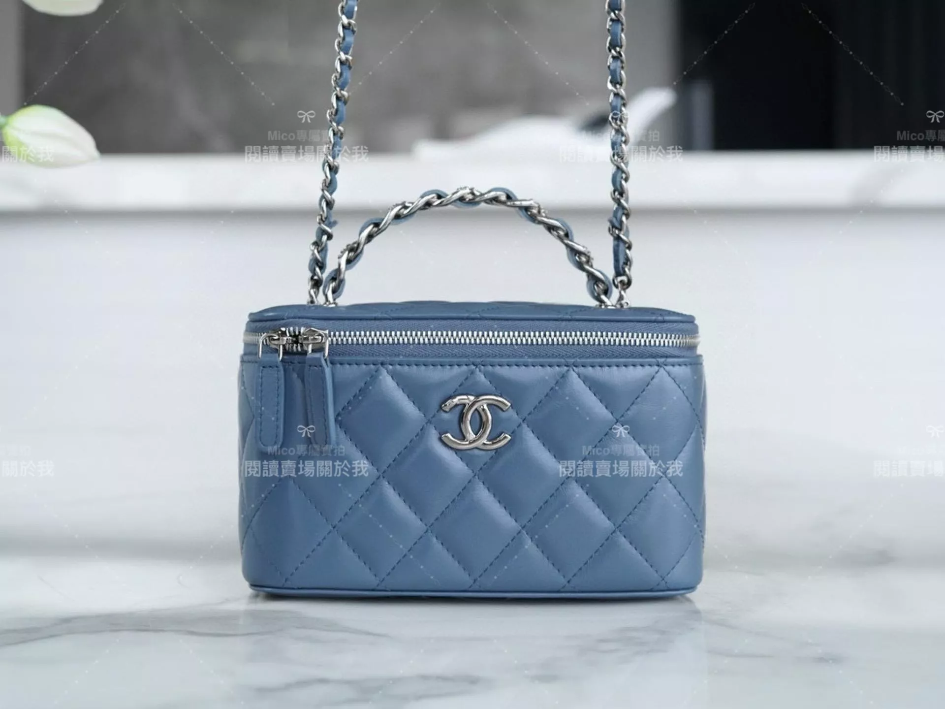 CHANEL 23k 水鑽手柄長盒子化妝包 牛皮/霧霾藍 17cm