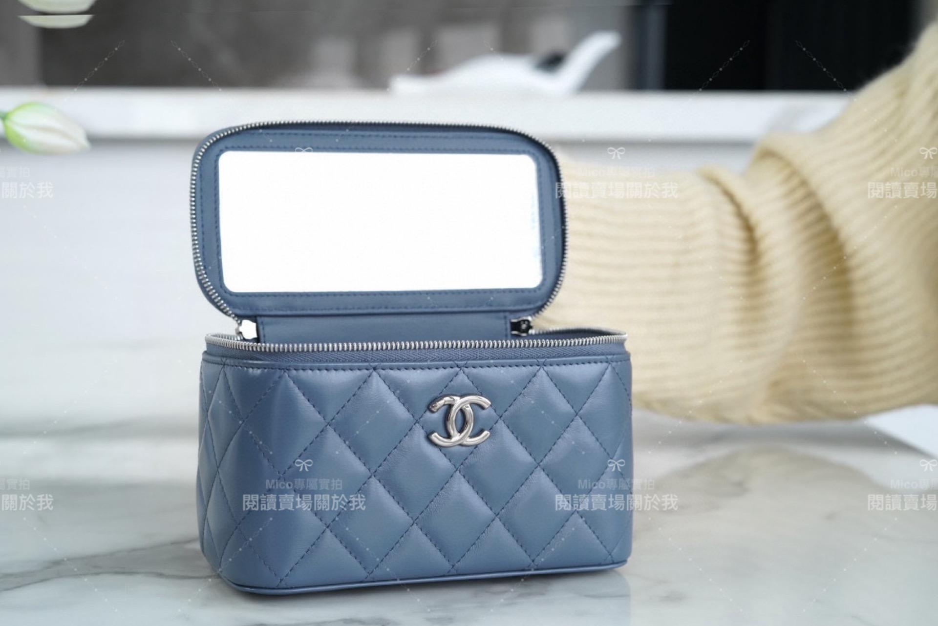 CHANEL 23k 水鑽手柄長盒子化妝包 牛皮/霧霾藍 17cm