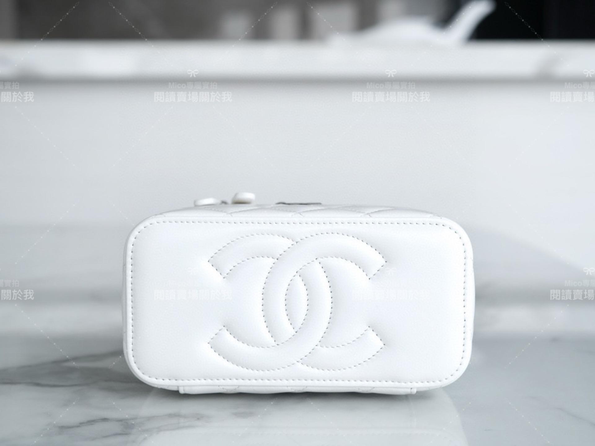 CHANEL 23k 水鑽手柄長盒子化妝包 牛皮/白色 17cm