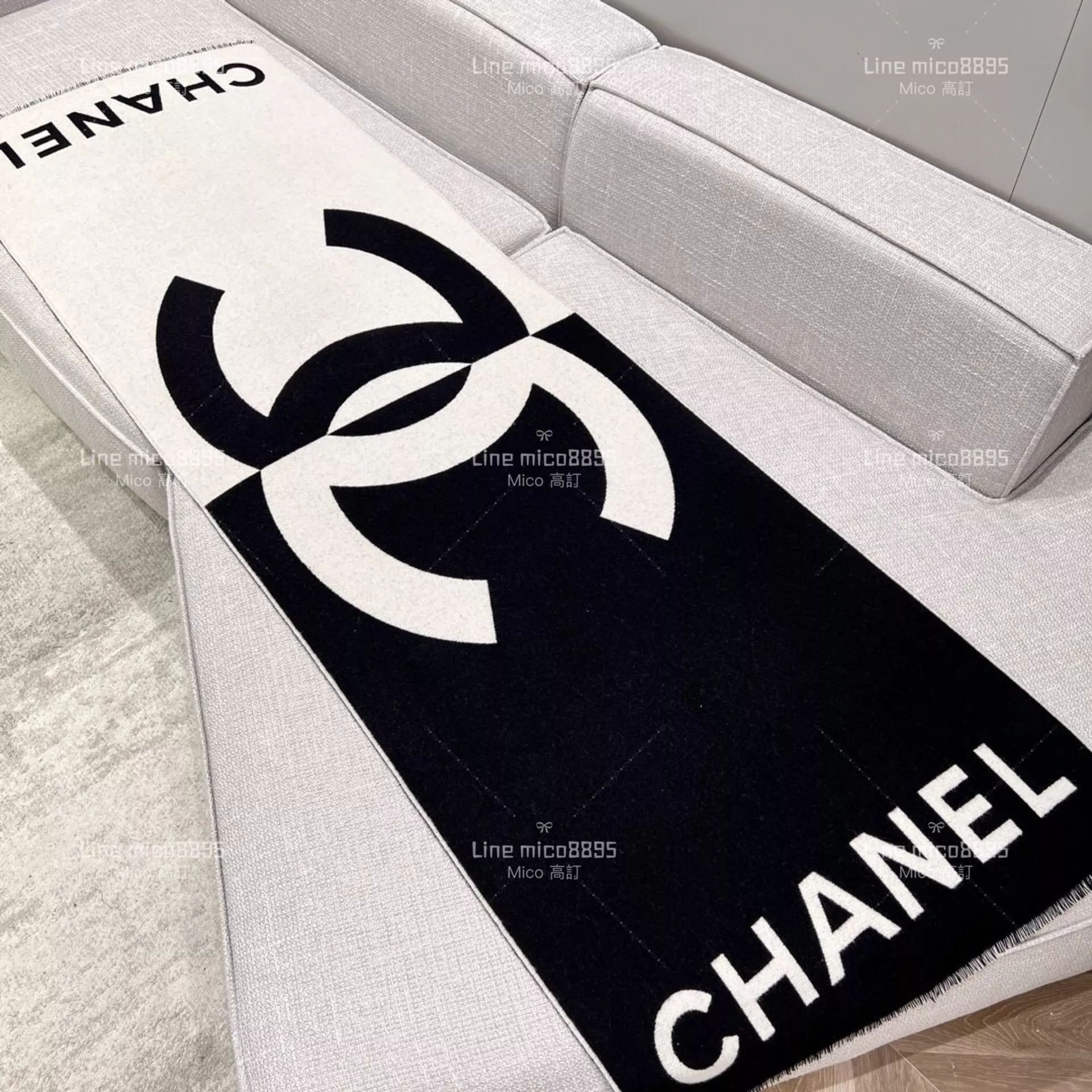 CHANEL 23p 黑白拼接色漸層 山羊絨圍巾 披肩 Size：180x70cm