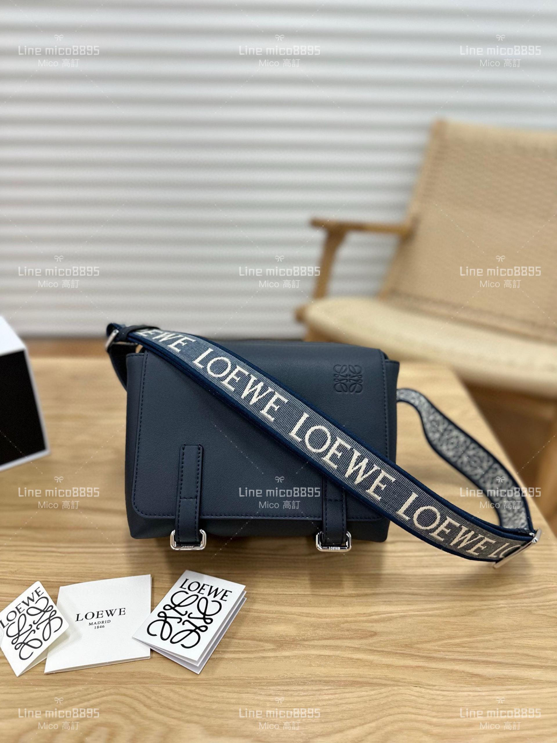 Loewe XS military messenger 經典信使包 深藍色平紋｜刺繡寬肩帶斜跨包 郵差包 男女同款 情侶款 23cm