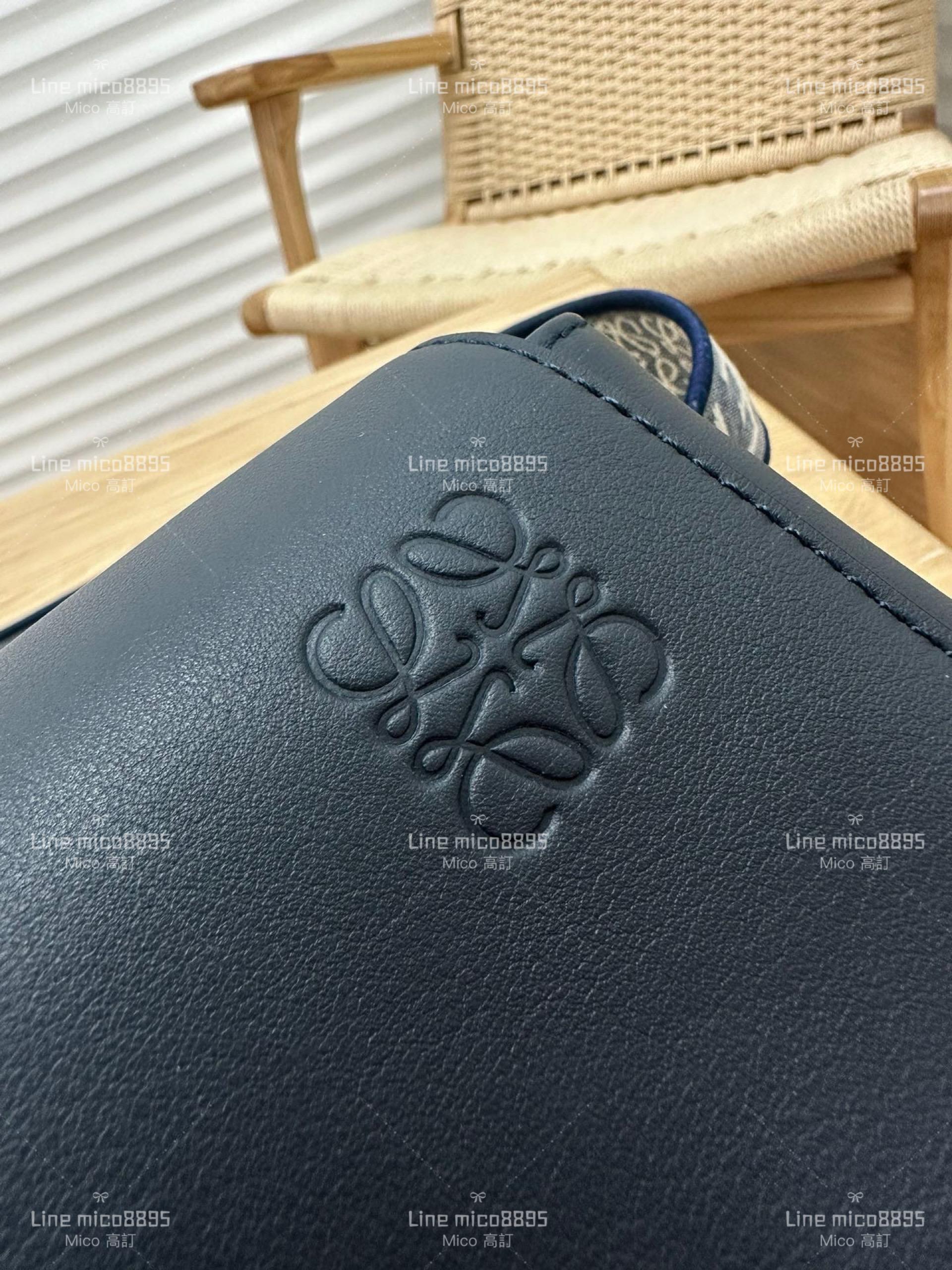 Loewe XS military messenger 經典信使包 深藍色平紋｜刺繡寬肩帶斜跨包 郵差包 男女同款 情侶款 23cm