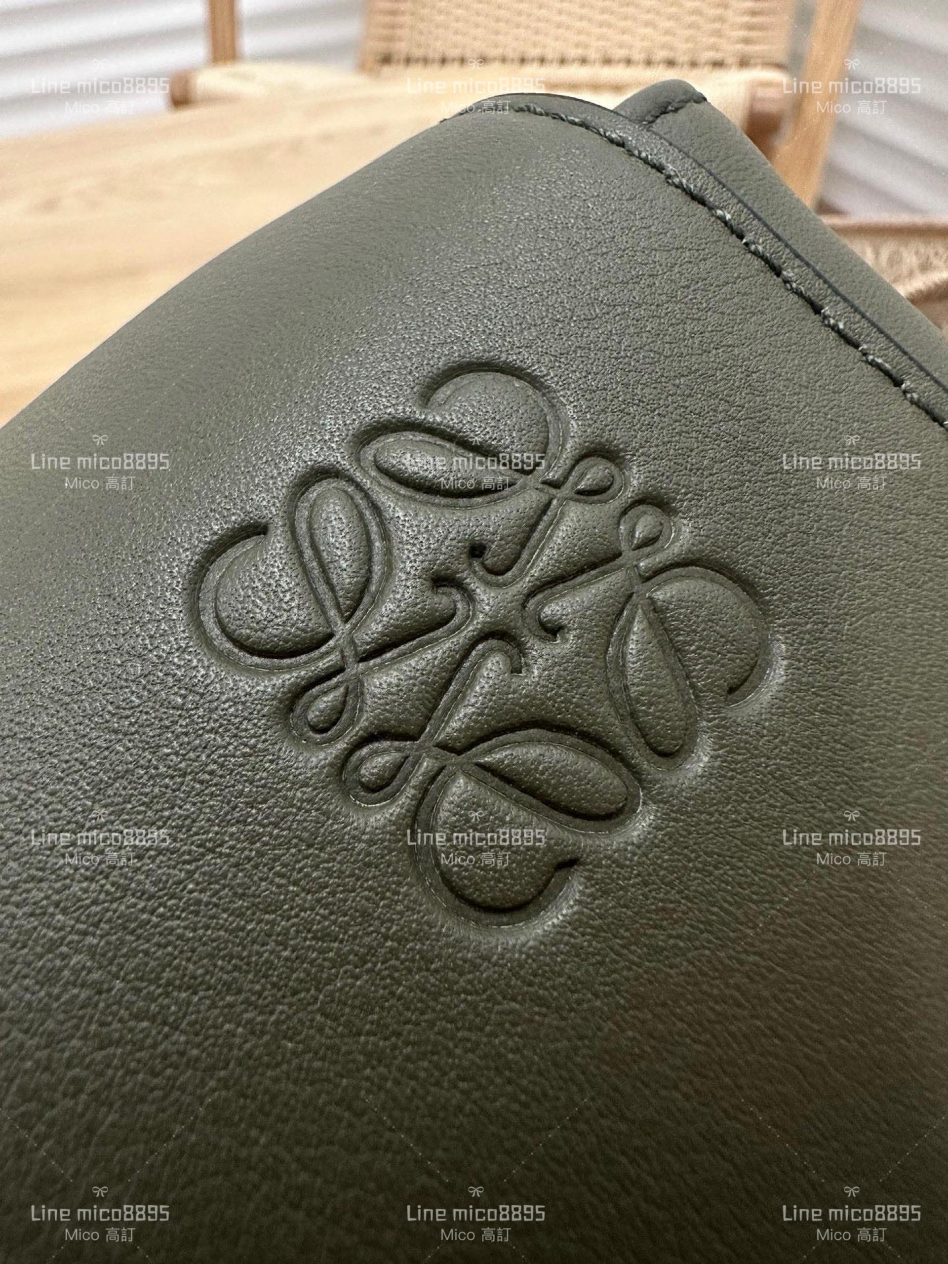 Loewe XS military messenger 經典信使包 軍綠色平紋｜刺繡寬肩帶斜跨包 郵差包 男女同款 情侶款 23cm