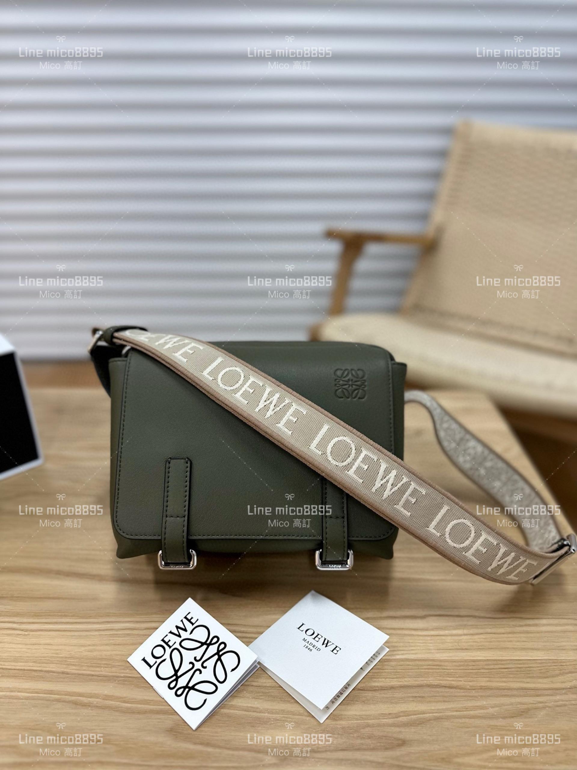 Loewe XS military messenger 經典信使包 軍綠色平紋｜刺繡寬肩帶斜跨包 郵差包 男女同款 情侶款 23cm