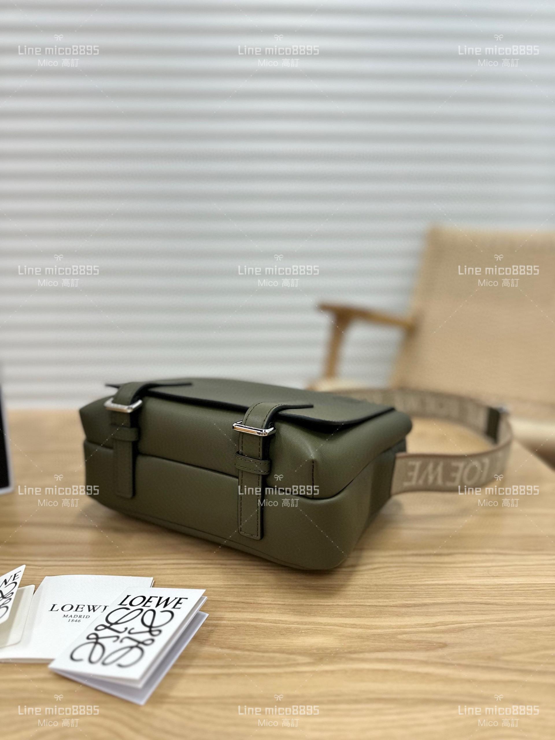 Loewe XS military messenger 經典信使包 軍綠色平紋｜刺繡寬肩帶斜跨包 郵差包 男女同款 情侶款 23cm