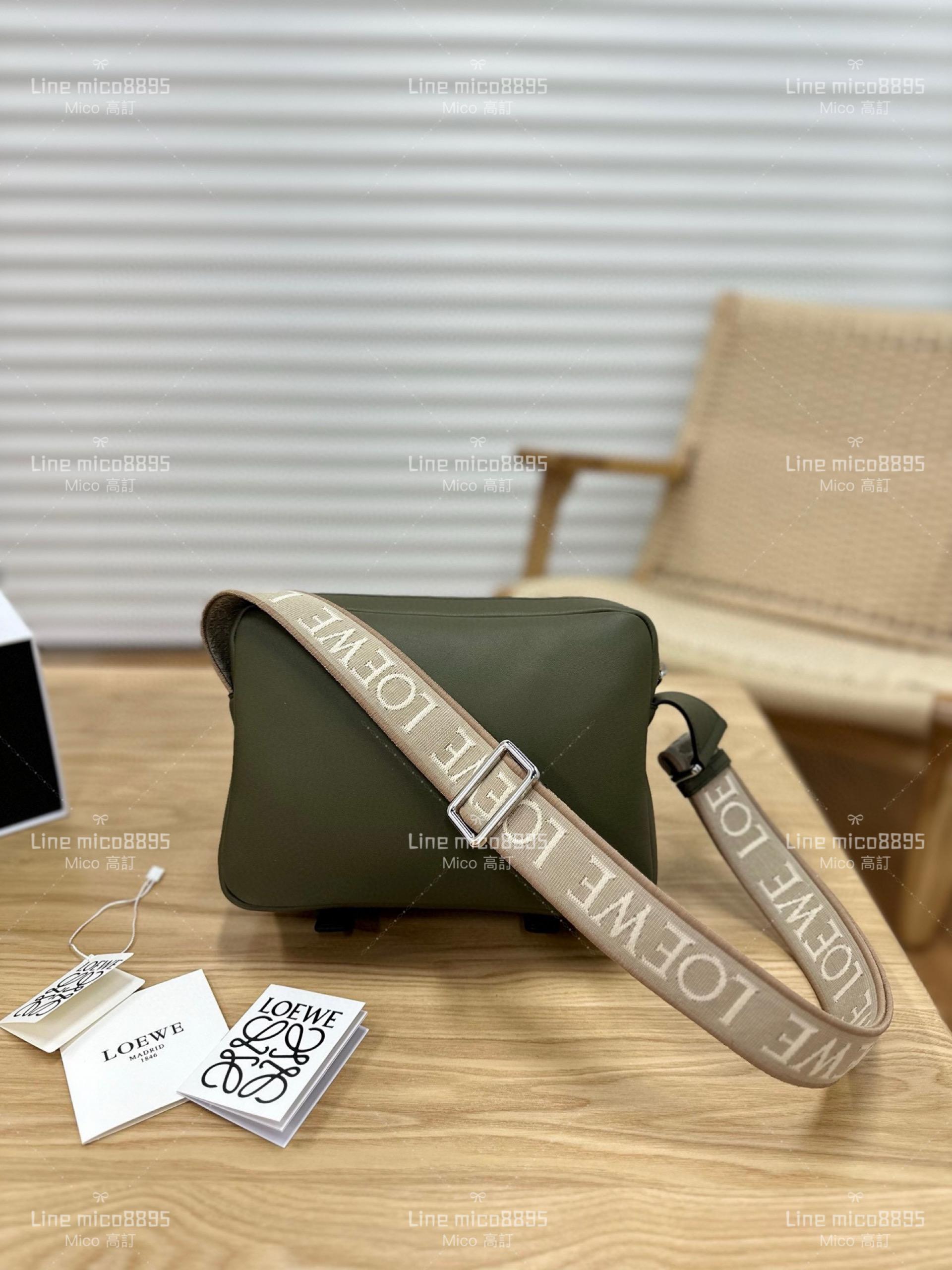 Loewe XS military messenger 經典信使包 軍綠色平紋｜刺繡寬肩帶斜跨包 郵差包 男女同款 情侶款 23cm