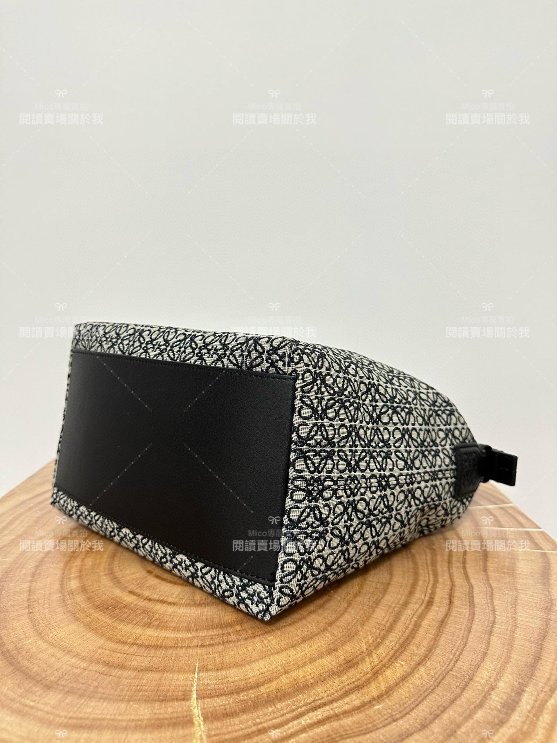 Loewe 藏藍色提花 Anagram Cubi 飯盒包/腋下包 大號/35cm Anagram提花布和牛皮革