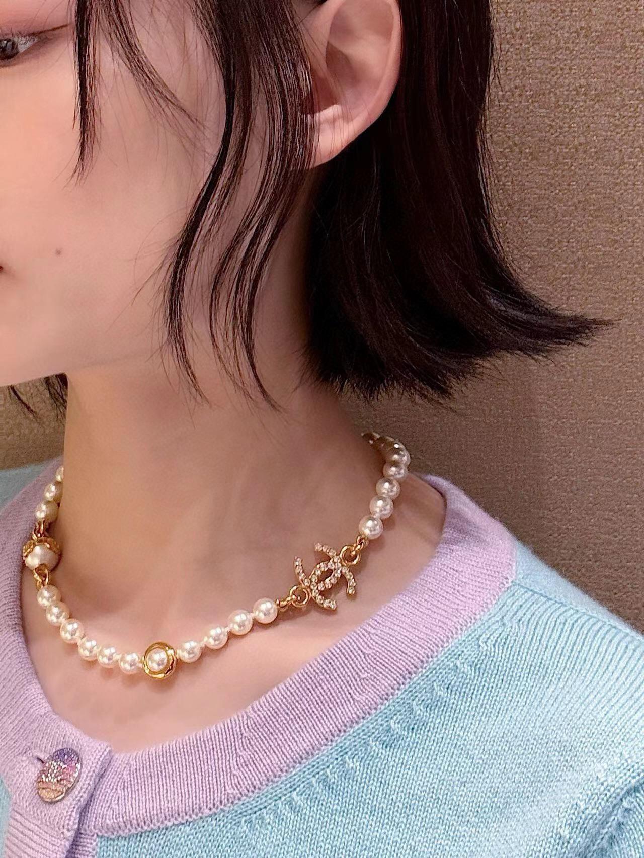 Chanel 半鏤空字母滿鑽雙C珍珠項鍊choker