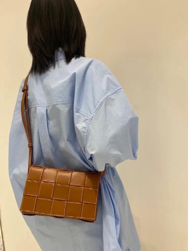 BV BOTTEGA VENETA 焦糖明線款 牛皮Cassette斜跨包 23cm