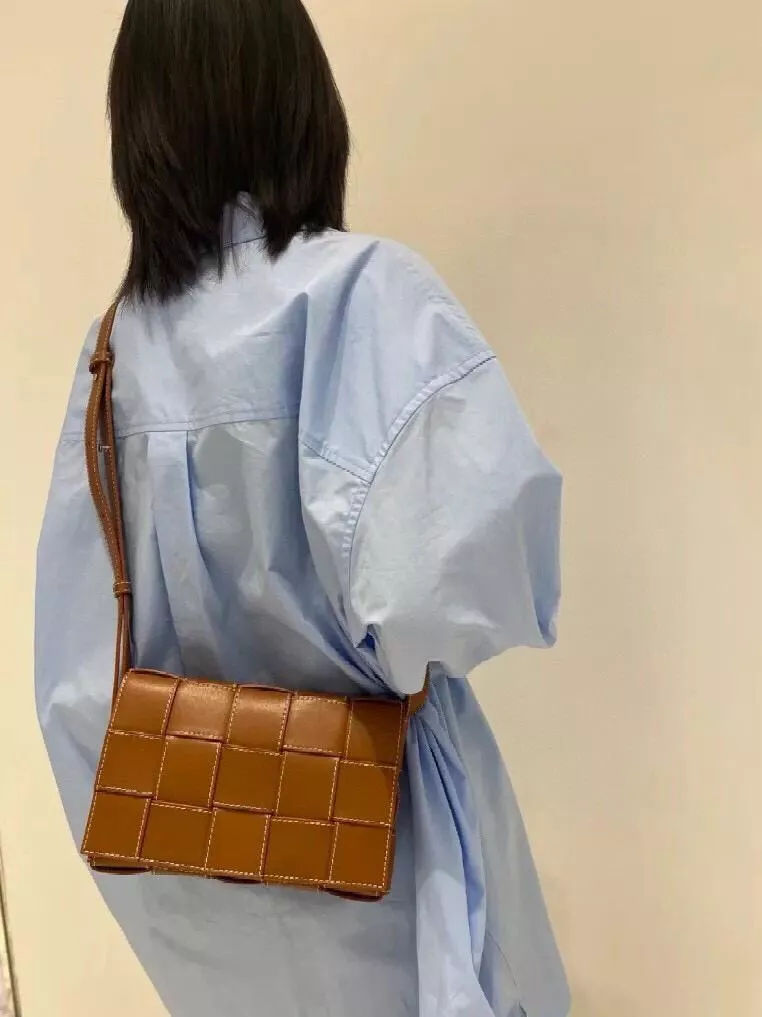 BV BOTTEGA VENETA 焦糖明線款 牛皮Cassette斜跨包 23cm