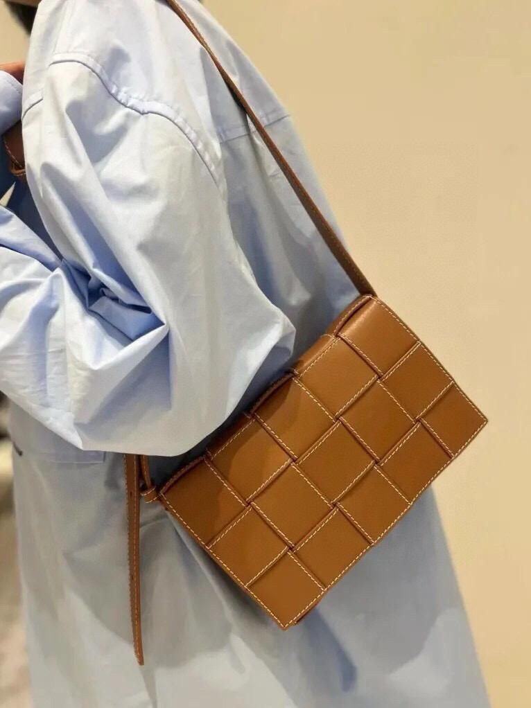 BV BOTTEGA VENETA 焦糖明線款 牛皮Cassette斜跨包 23cm