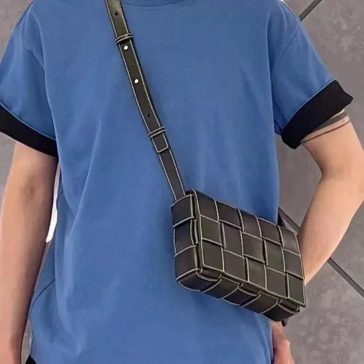 BV BOTTEGA VENETA 黑色明線款 牛皮Cassette斜跨包 23cm