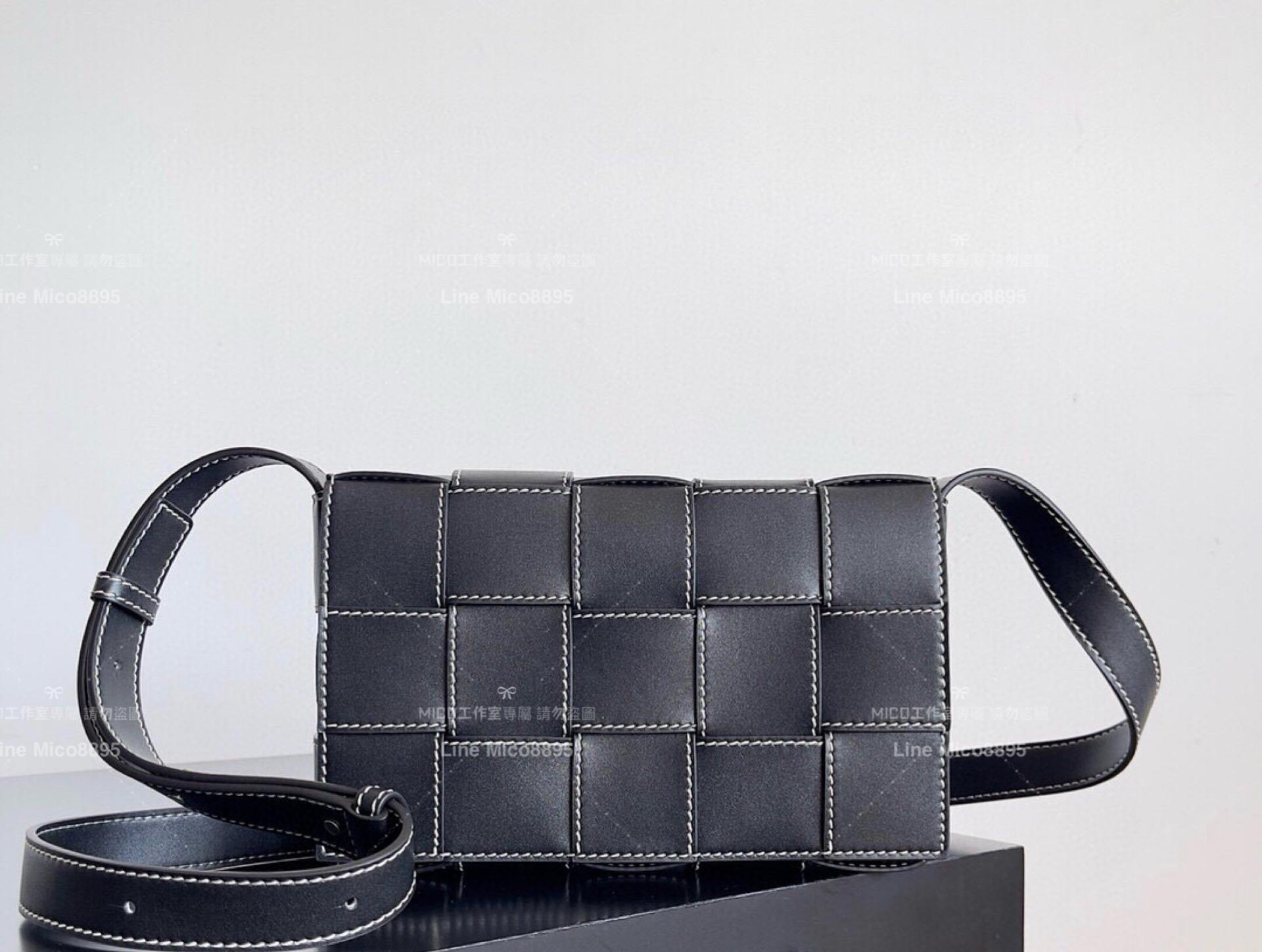 BV BOTTEGA VENETA 黑色明線款 牛皮Cassette斜跨包 23cm