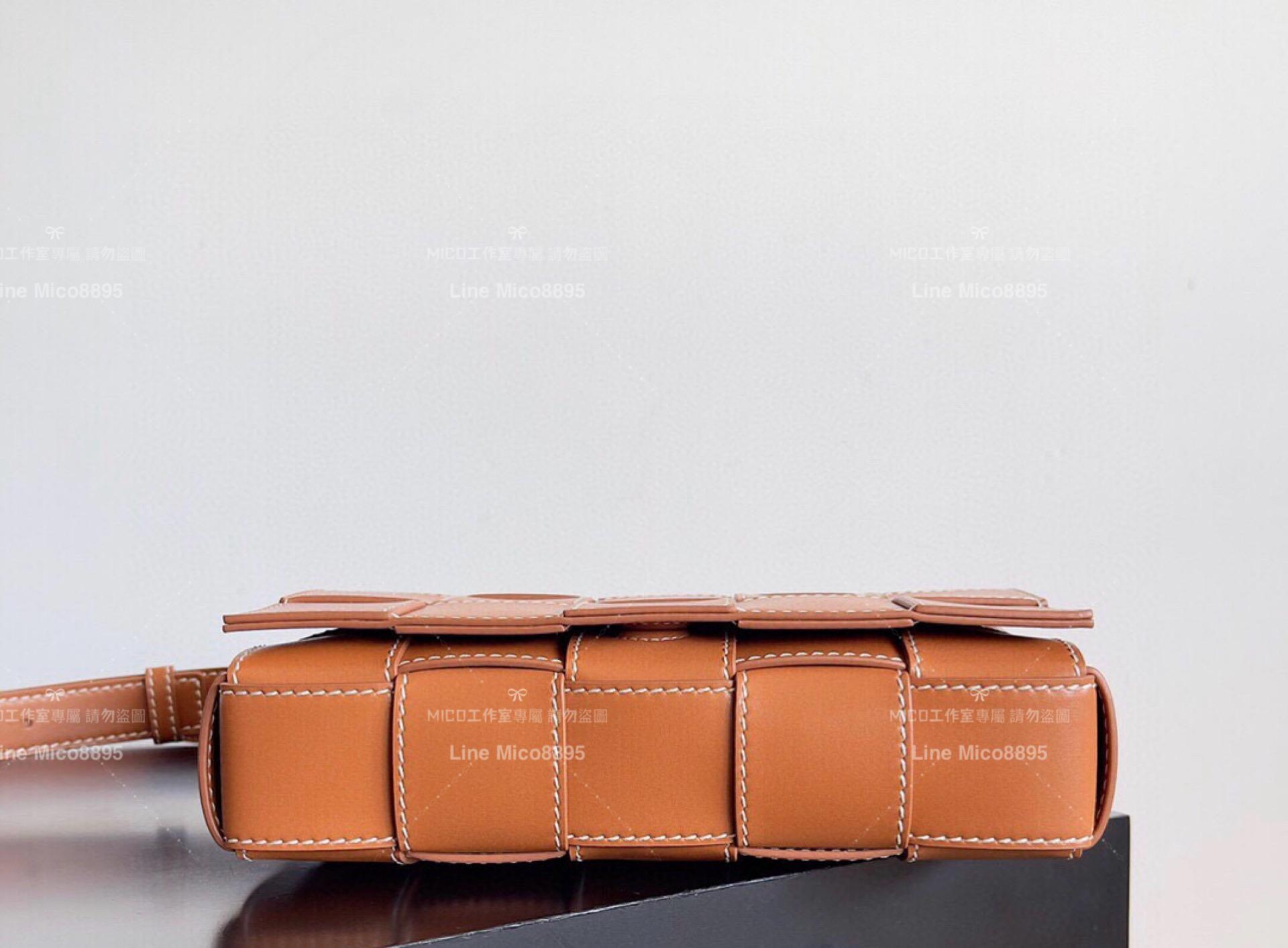 BV BOTTEGA VENETA 焦糖明線款 牛皮Cassette斜跨包 23cm