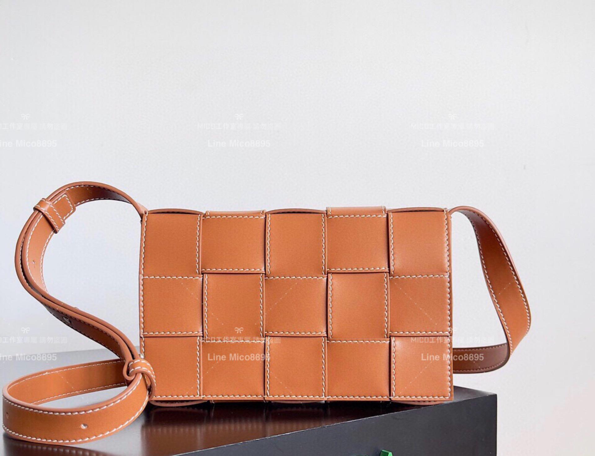 BV BOTTEGA VENETA 焦糖明線款 牛皮Cassette斜跨包 23cm