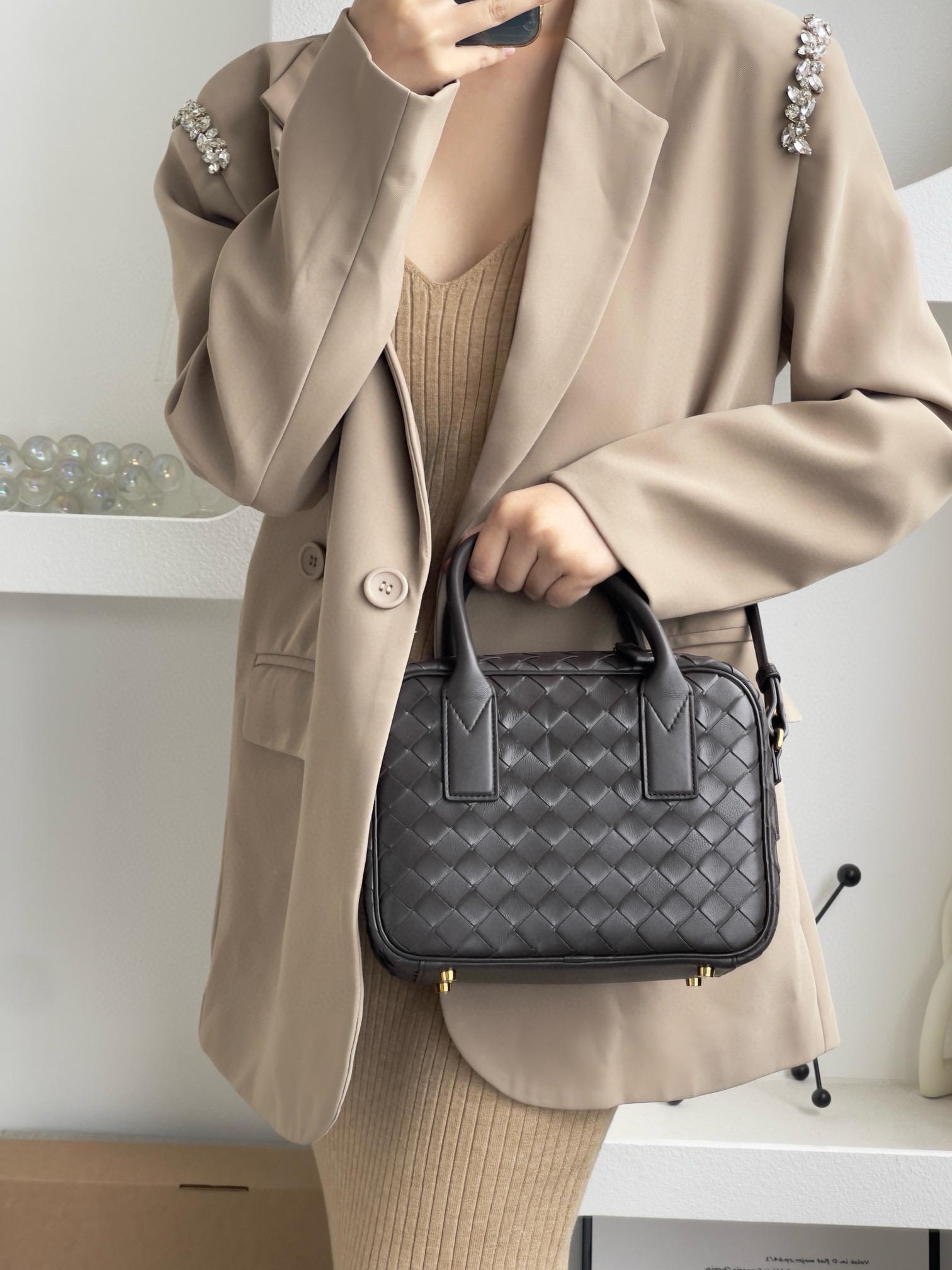Bottega Veneta 新款 巧克力棕 Small Getaway小號羊皮編織手提袋 23.5cm