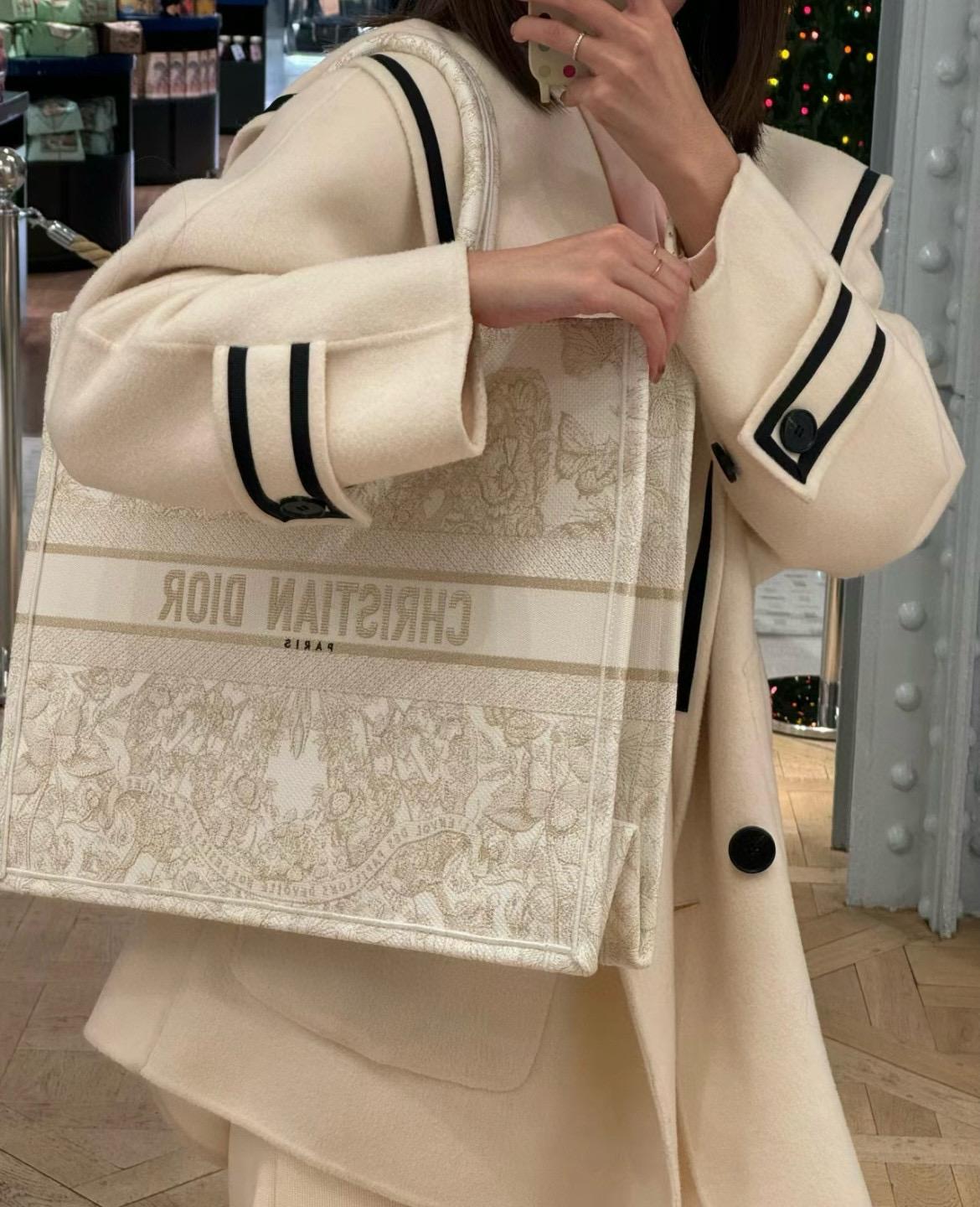 Dior 聖誕限定 大號 BookTote 白金地球刺繡手提包 42cm (體積較大無盒裝 有防塵袋提袋）