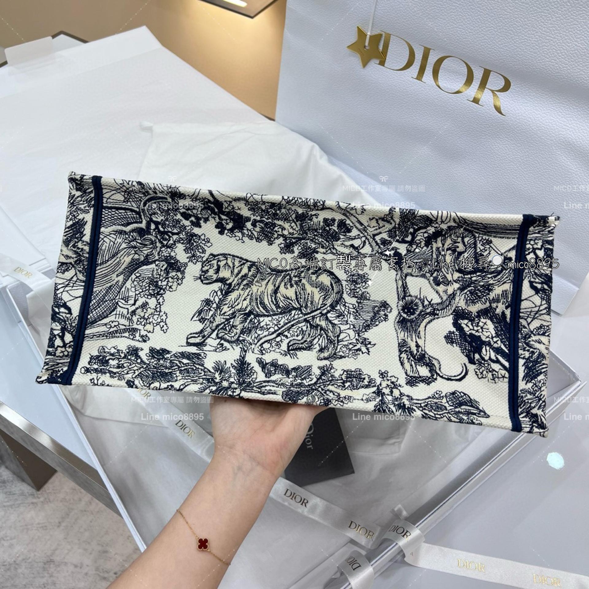 Dior 大號 BookTote 經典老虎刺繡 米白底 刺繡手提包 42cm (體積較大無盒裝 有防塵袋提袋）