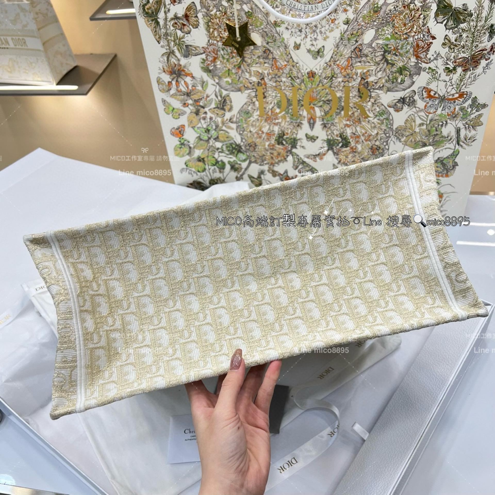 Dior 聖誕限定 大號 BookTote 金字刺繡刺繡手提包 42cm (體積較大無盒裝 有防塵袋提袋）