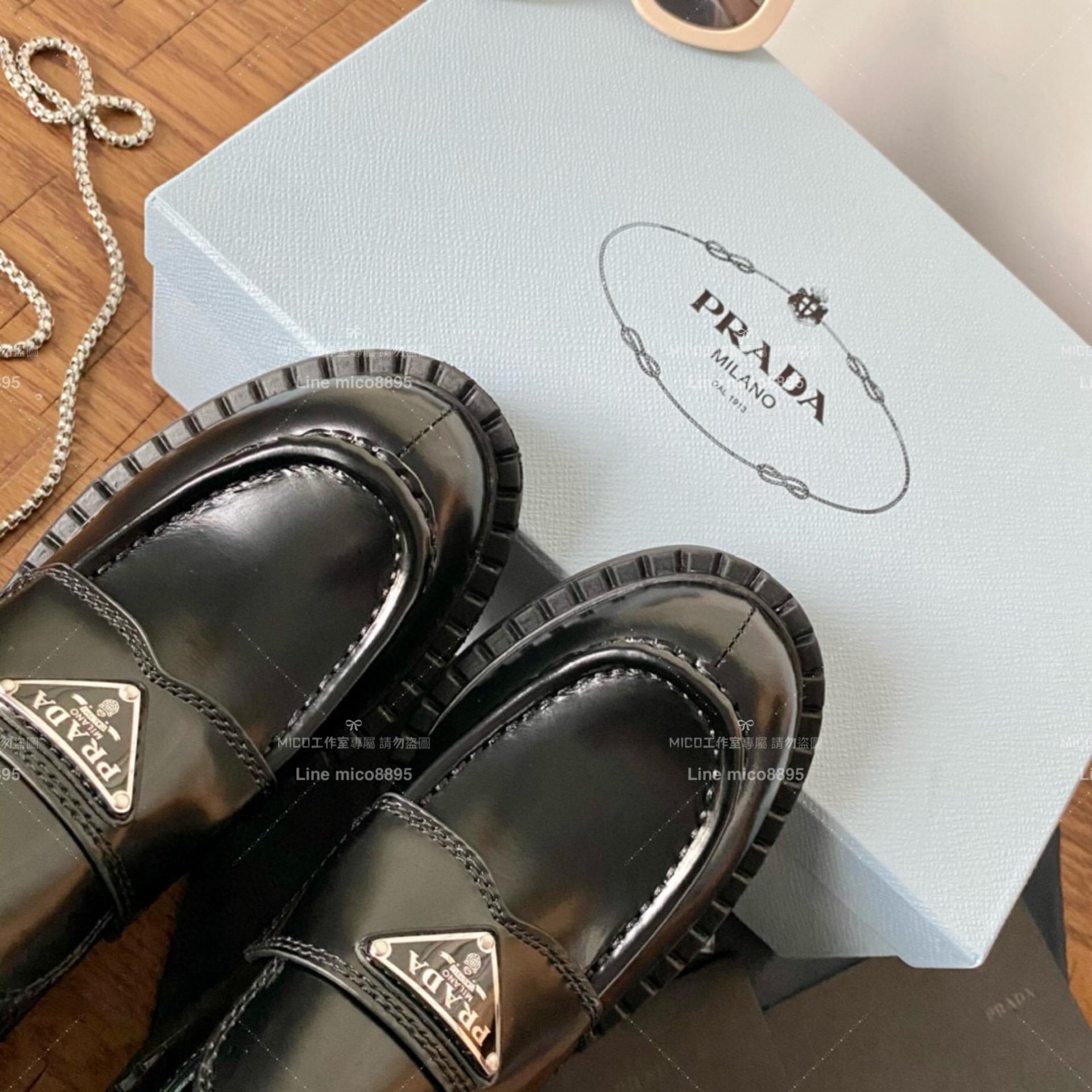 【Prada】復古英倫風格 銀色三角金屬標厚底復古樂福鞋 5cm 35-39(可訂製40)