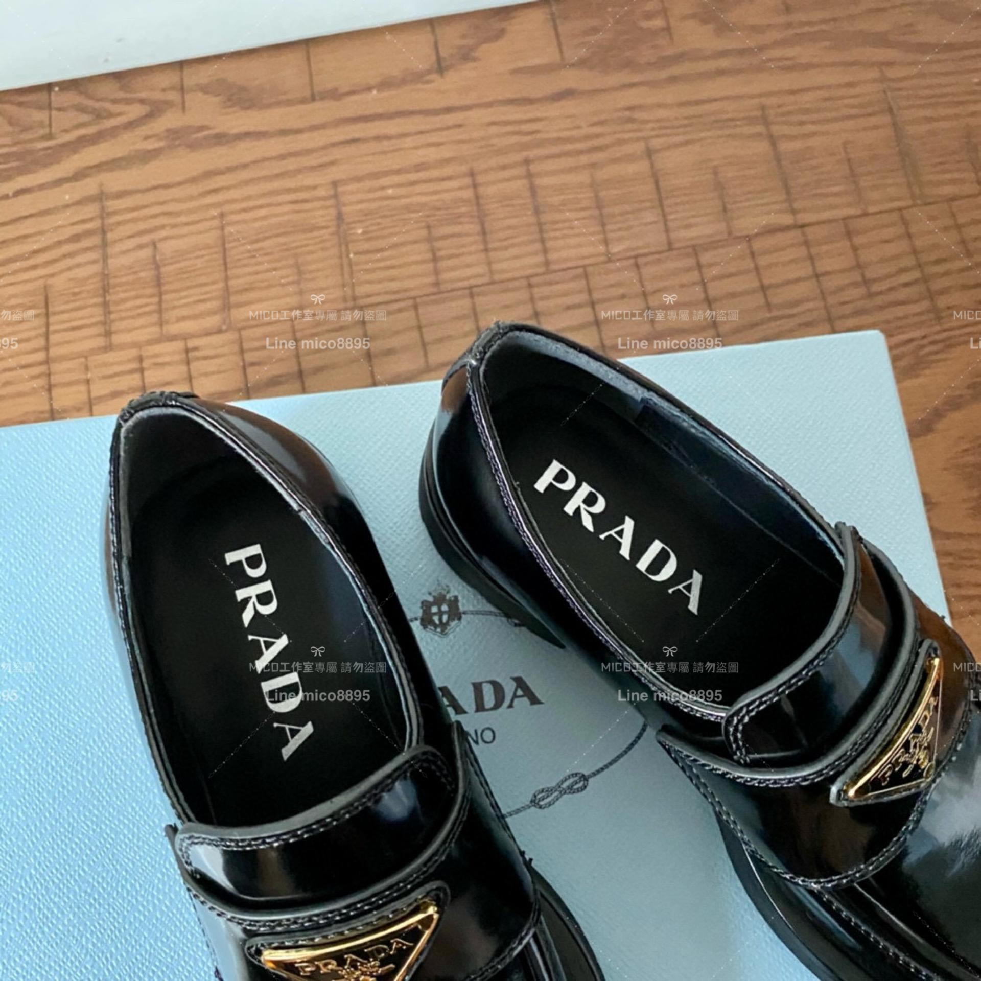 【Prada】復古英倫風格 金色三角金屬標厚底復古樂福鞋 5cm 35-39(可訂製40)