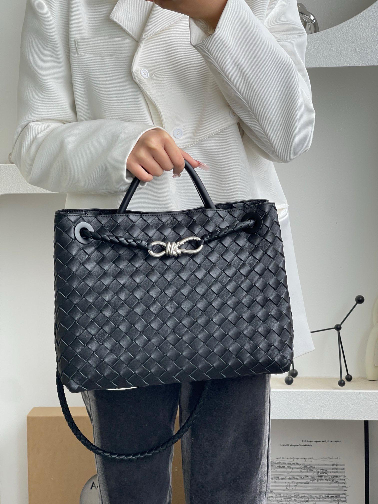 BOTTEGA VENETA 黑色銀釦 BV 編織小羊皮中號Andiamo手提包/肩背包 老錢風穿搭 32.5cm