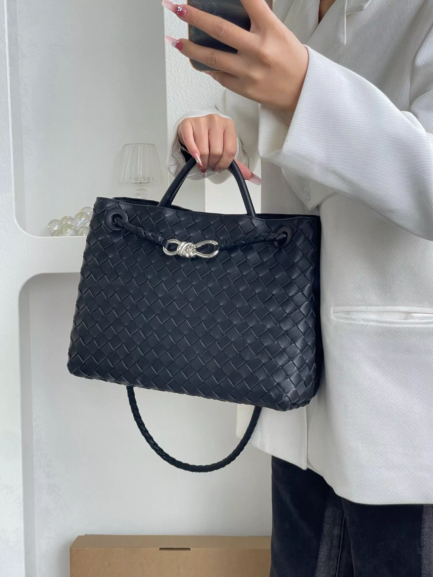 BOTTEGA VENETA 黑色銀釦 BV 編織小羊皮中號Andiamo手提包/肩背包 老錢風穿搭 32.5cm