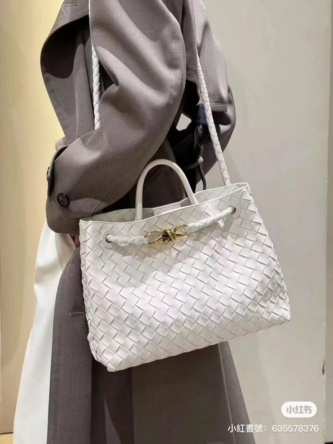 BOTTEGA VENETA BV 白色編織小羊皮中號Andiamo手提包/肩背包 老錢風穿搭 32.5cm