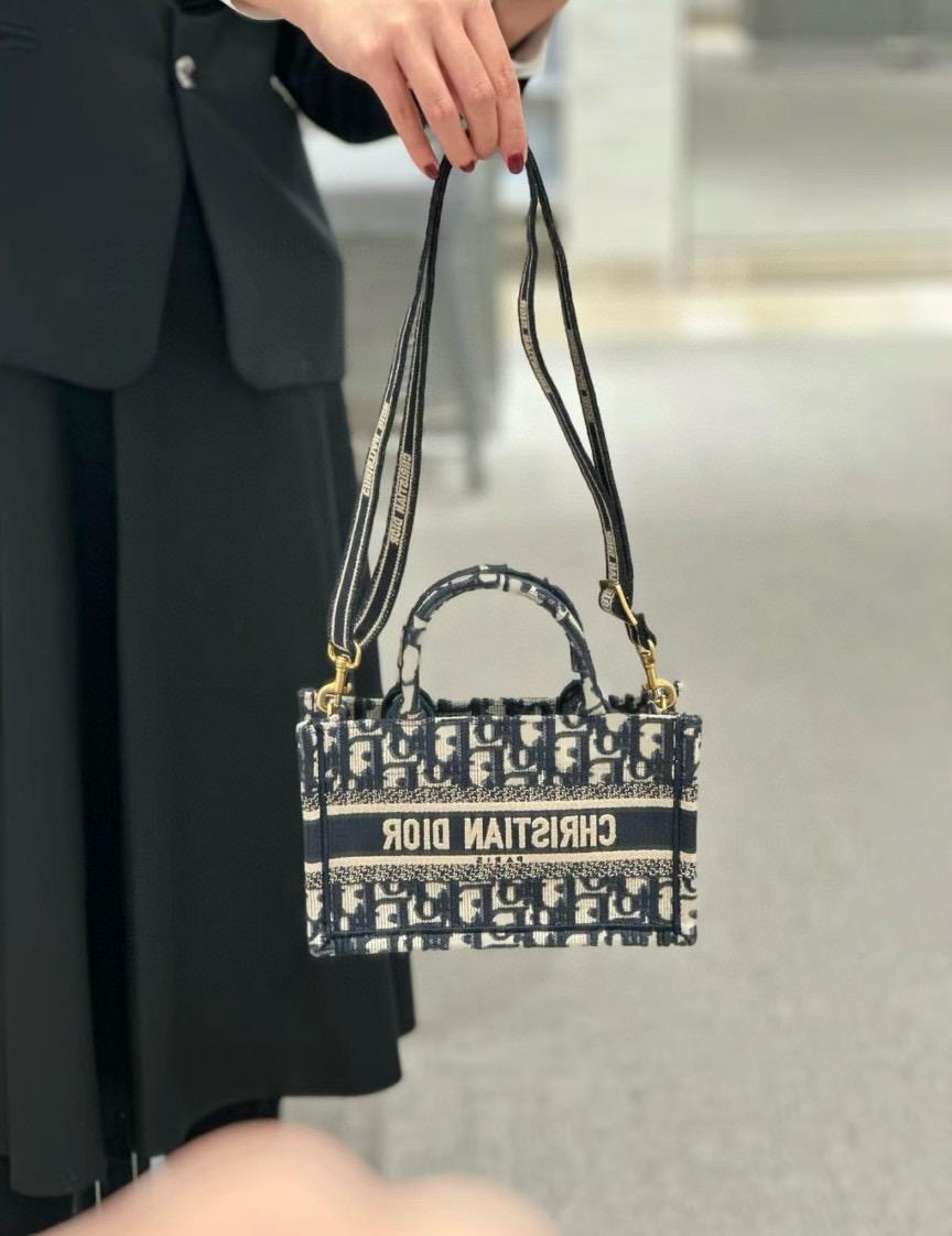 DIOR 迪奧｜▫️高訂版 肩帶款 深藍色老花刺繡 迷你BookTote 21.5cm