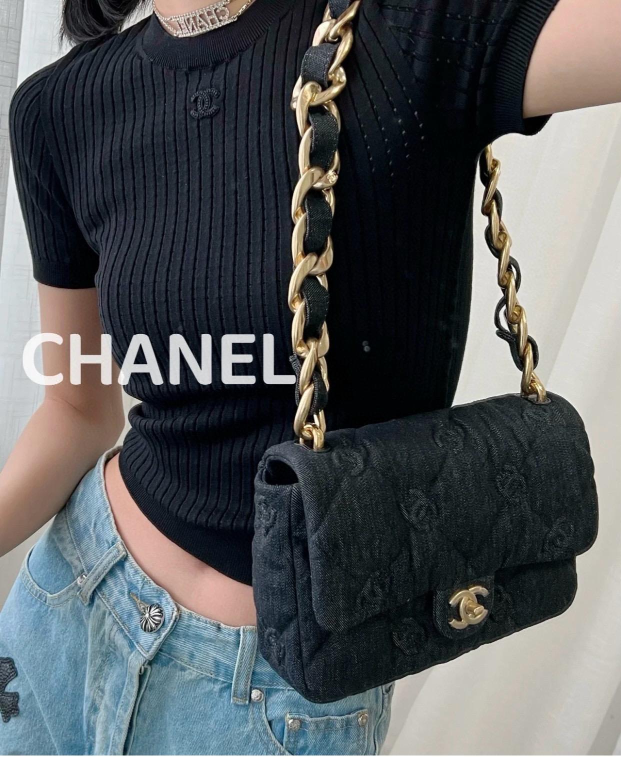 CHANEL 香奈兒｜22s 黑色丹寧浮雕雙C 牛仔腋下包 24cm