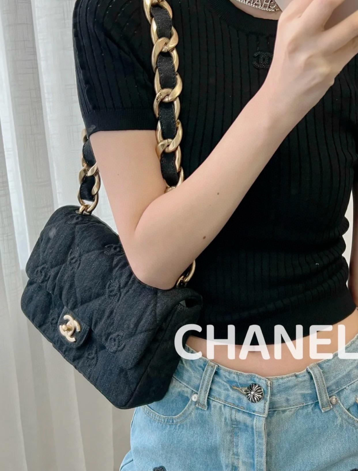 CHANEL 香奈兒｜22s 黑色丹寧浮雕雙C 牛仔腋下包 24cm