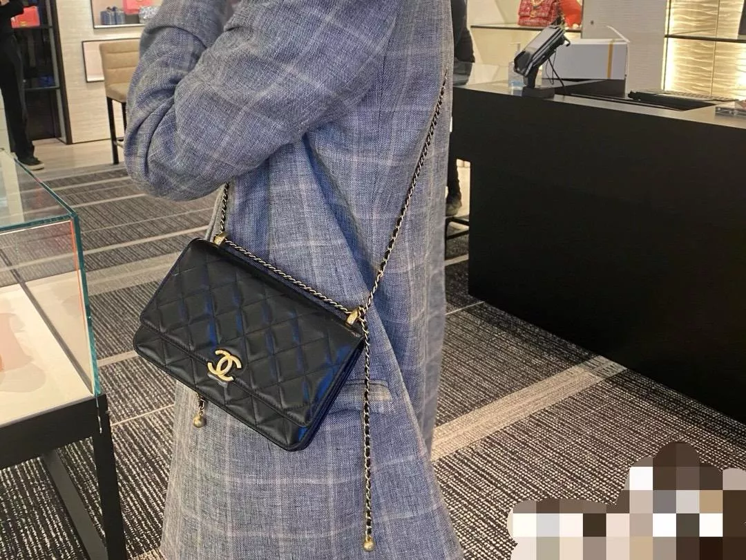 CHANEL 香奈兒｜21s 手工坊系列 雙金珠/金球 鏈條WOC 黑色小牛皮 19cm