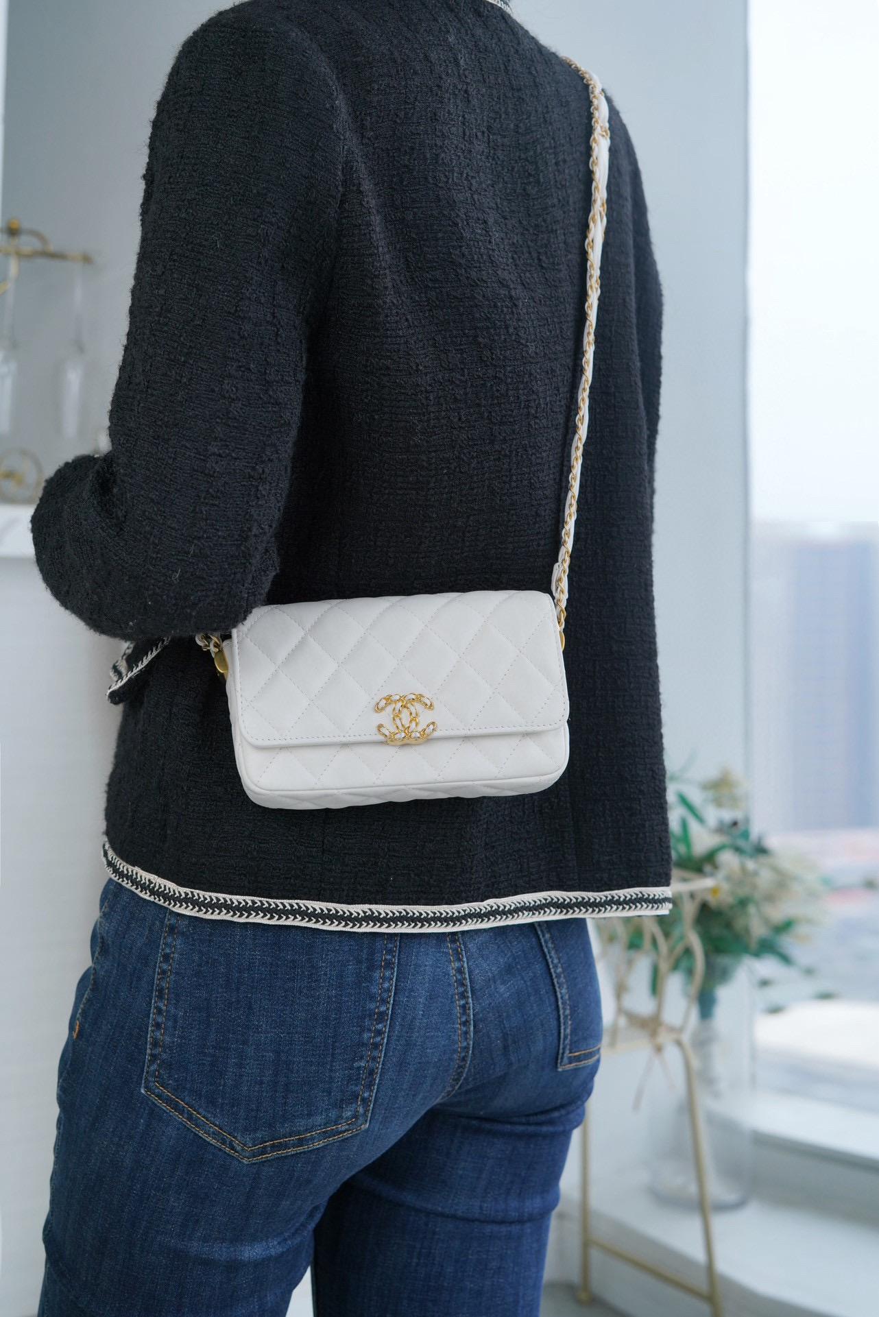 CHANEL 香奈兒｜23k秋冬 19系列 寬肩帶法棍包 白色 17.5cm