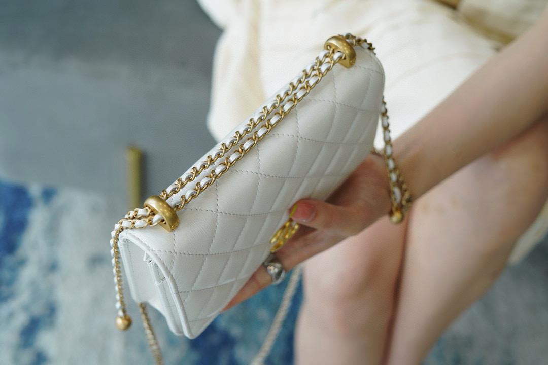 CHANEL 香奈兒｜21s 手工坊系列 雙金珠/金球 鏈條WOC 白色小牛皮 19cm