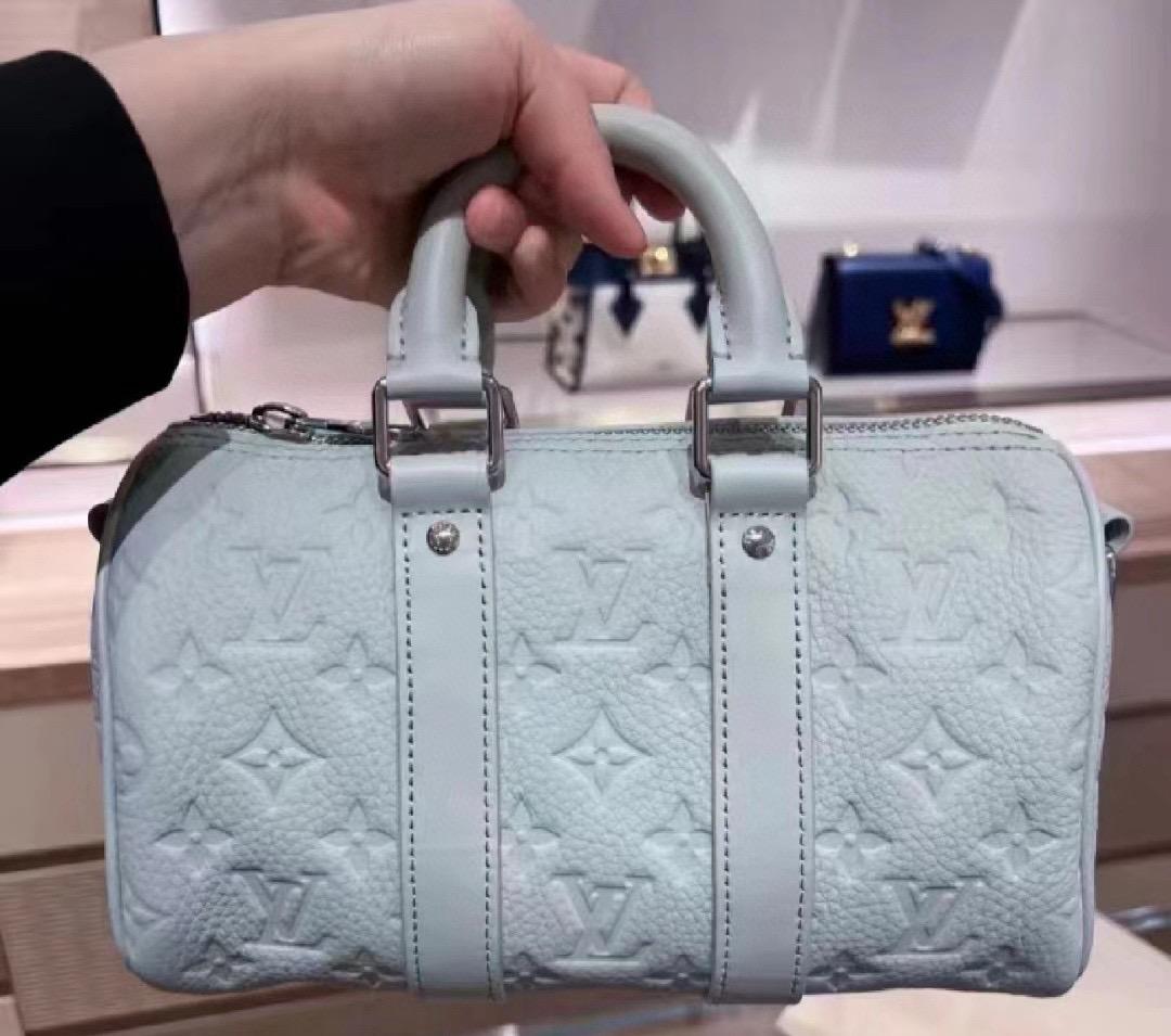 LV 路易威登｜ M23163 灰色壓紋 Keepall Bandoulière 25 採用粒面Taurillon牛皮及Monogram壓花圖案製作