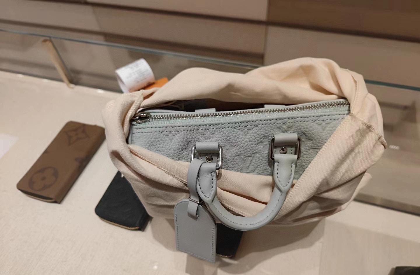 LV 路易威登｜ M23163 灰色壓紋 Keepall Bandoulière 25 採用粒面Taurillon牛皮及Monogram壓花圖案製作