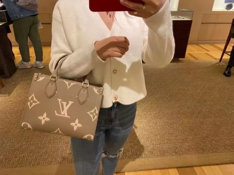 LV 路易威登｜ 絲印款 M45779大象灰印花 Onthego小號Tote包 25cm 經典Sac Plat手袋 手提肩背包