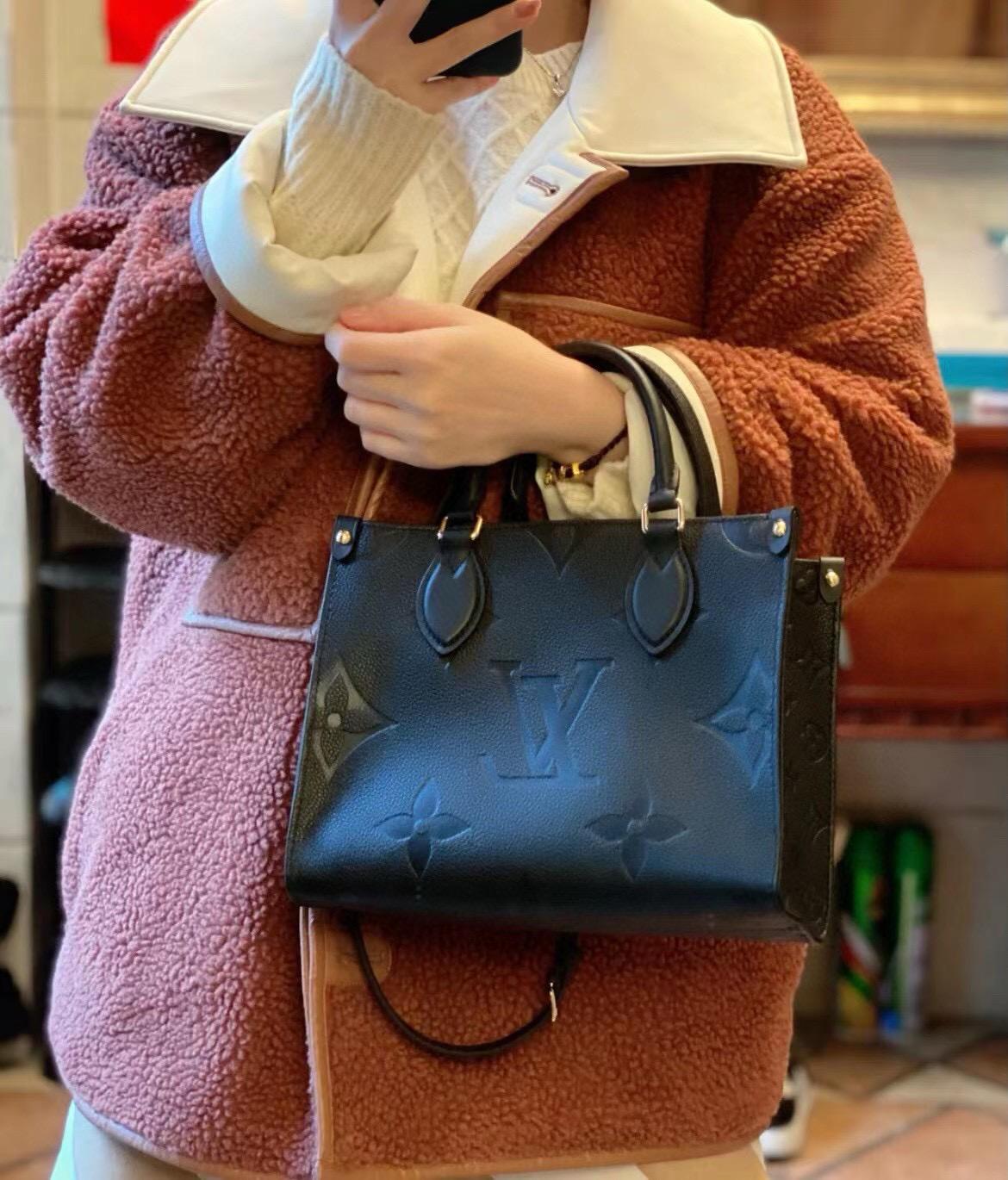 LV 路易威登｜M45653壓紋黑  Onthego小號Tote包 25cm 經典Sac Plat手袋 手提肩背包