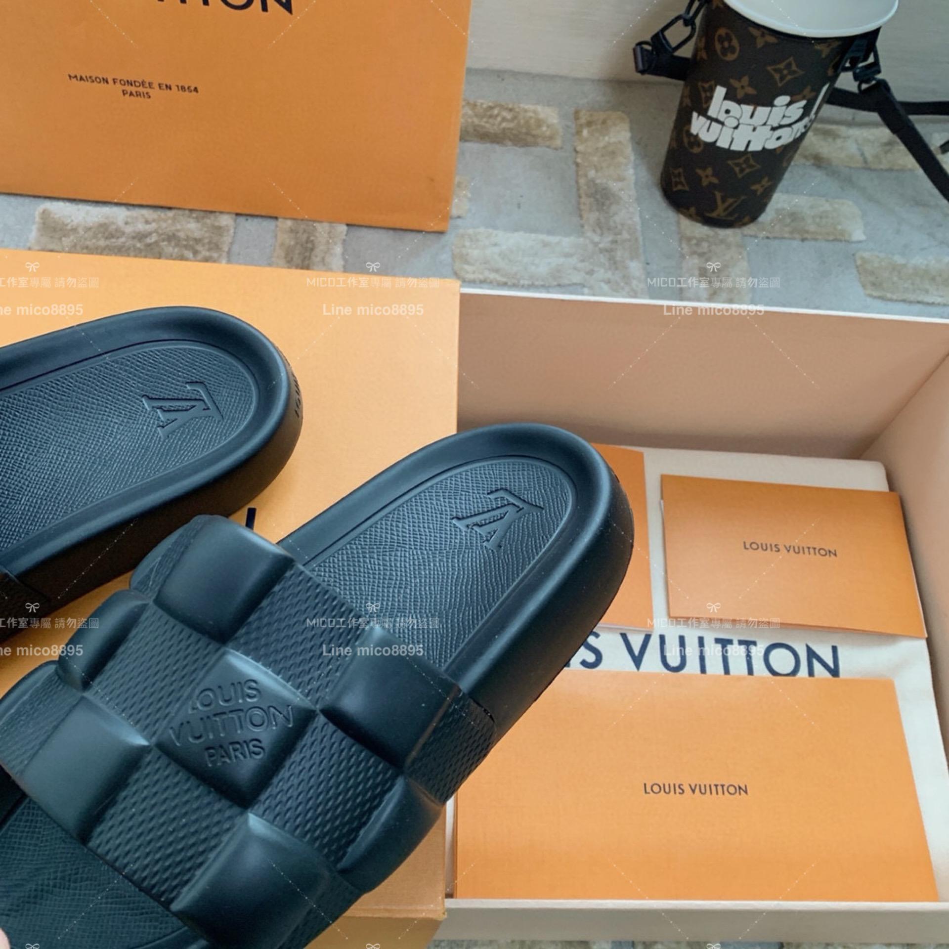 LV  Louis Vuitton ｜情侶款 🧑‍🤝‍🧑 Waterfront系列 黑色 3D壓花logo沙灘拖鞋 36-45