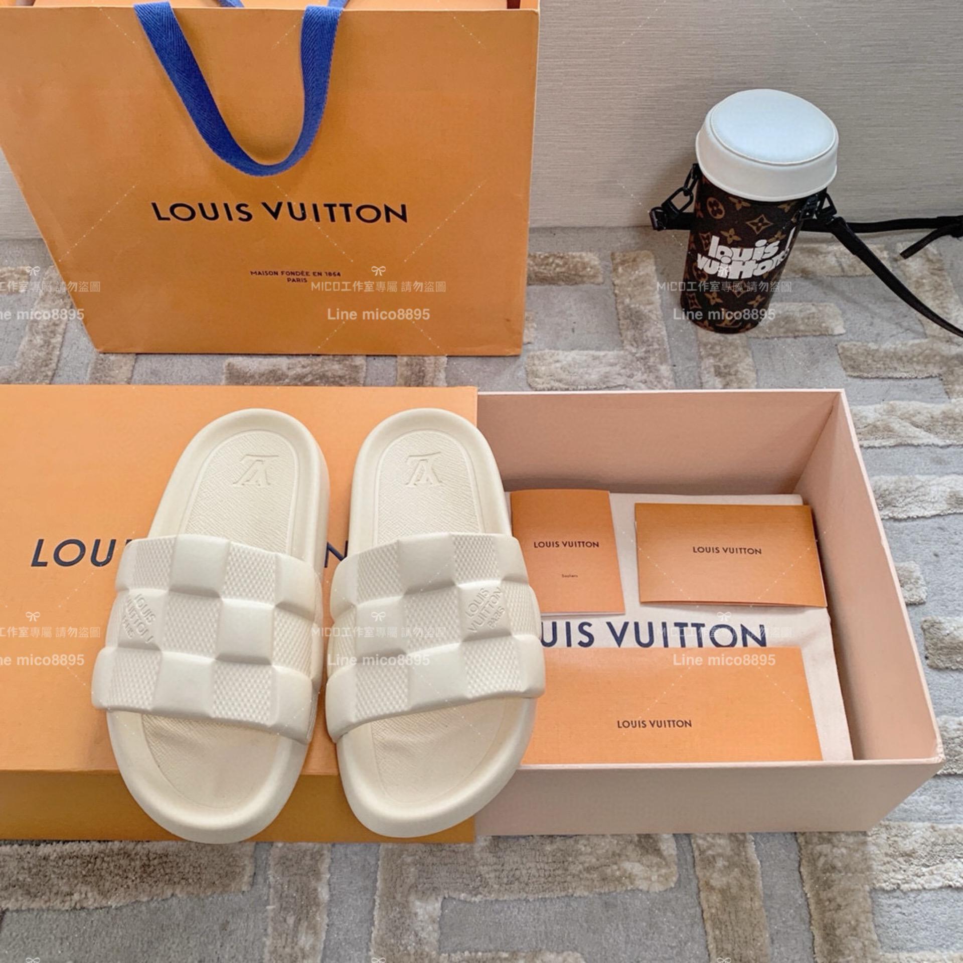 LV  Louis Vuitton ｜情侶款 🧑‍🤝‍🧑 Waterfront系列 奶油白 3D壓花logo沙灘拖鞋 36-45