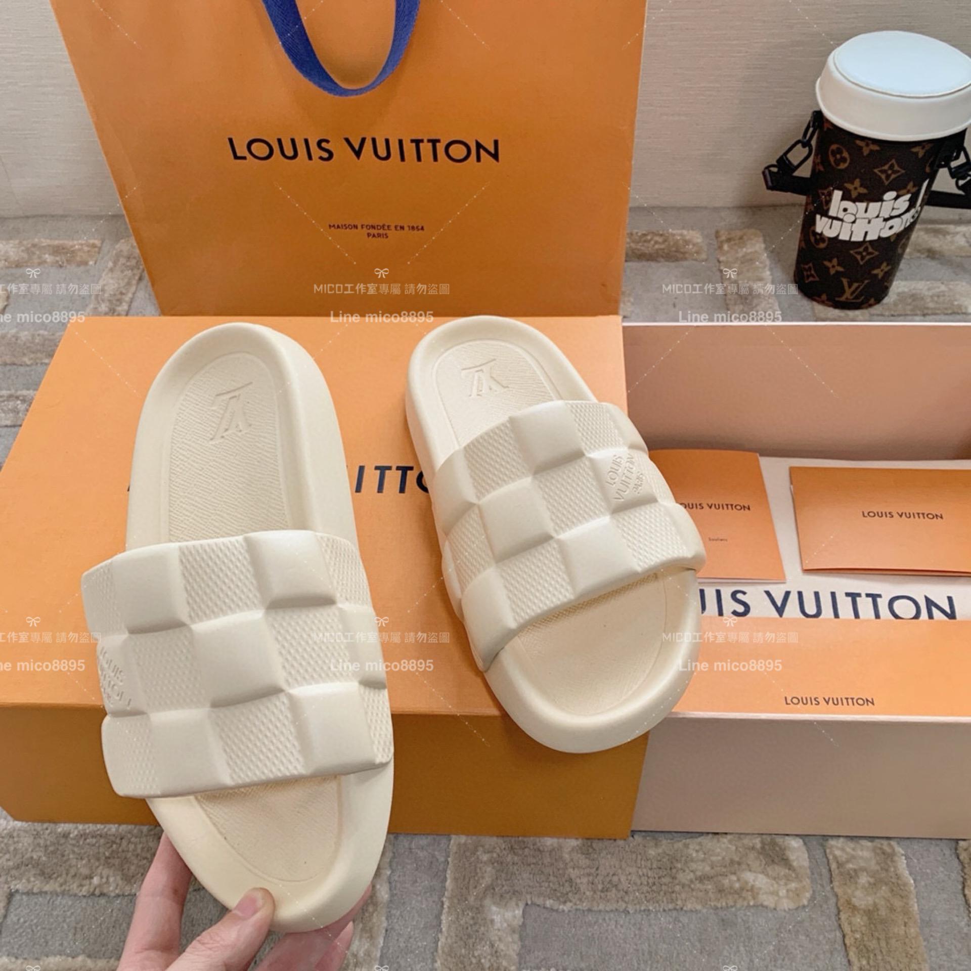 LV  Louis Vuitton ｜情侶款 🧑‍🤝‍🧑 Waterfront系列 奶油白 3D壓花logo沙灘拖鞋 36-45