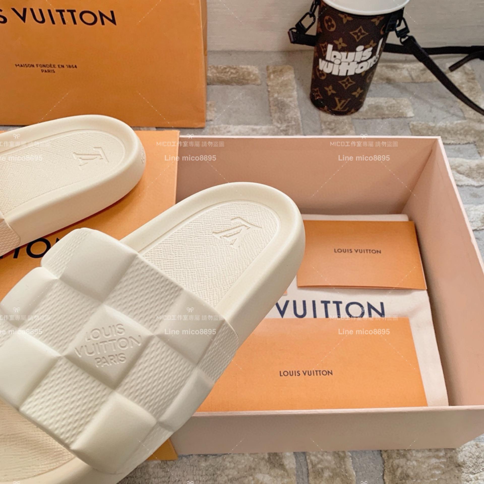 LV  Louis Vuitton ｜情侶款 🧑‍🤝‍🧑 Waterfront系列 奶油白 3D壓花logo沙灘拖鞋 36-45