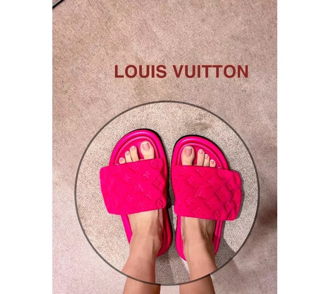 LV  Louis Vuitton ｜玫紅色 Pool Pillow Comfort 魔術貼壓紋拖鞋 女鞋 35-41