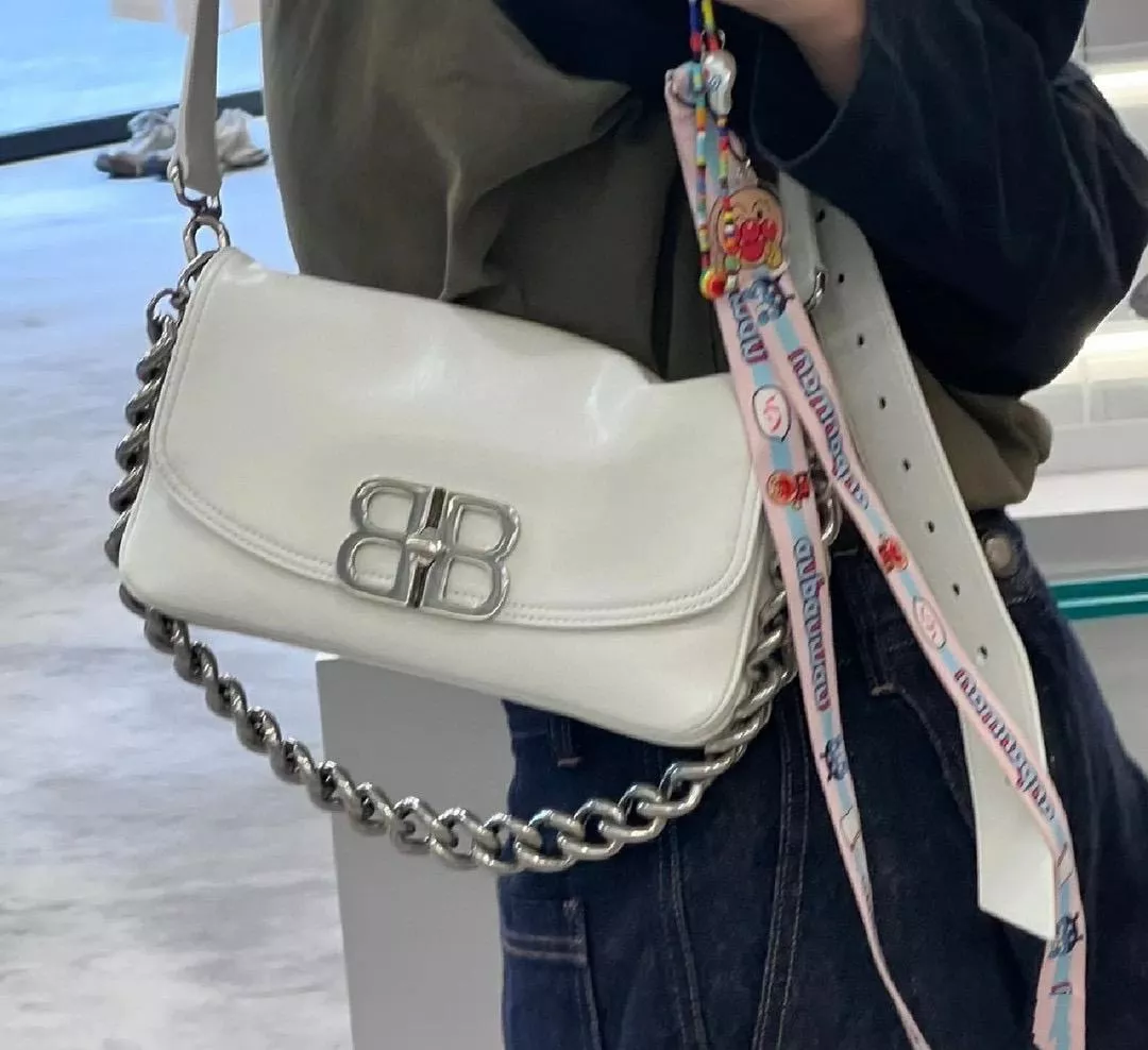 Balenciaga  白色皮革小號 23cm BB Soft 斜挎｜單肩包 男女同款 個性街頭潮流風格