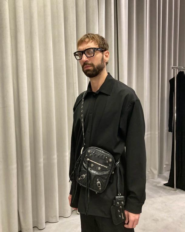 Balenciaga 男女同款 卯釘元素手機包 機車包 斜挎｜單肩包 個性街頭潮流風格 21*17cm