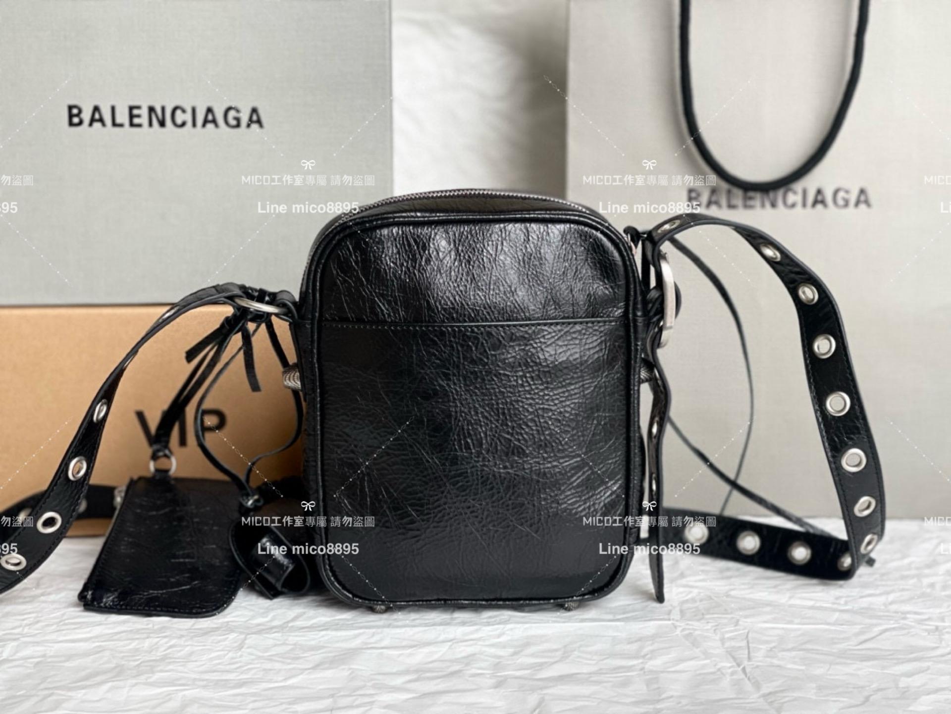 Balenciaga 男女同款 卯釘元素手機包 機車包 斜挎｜單肩包 個性街頭潮流風格 21*17cm