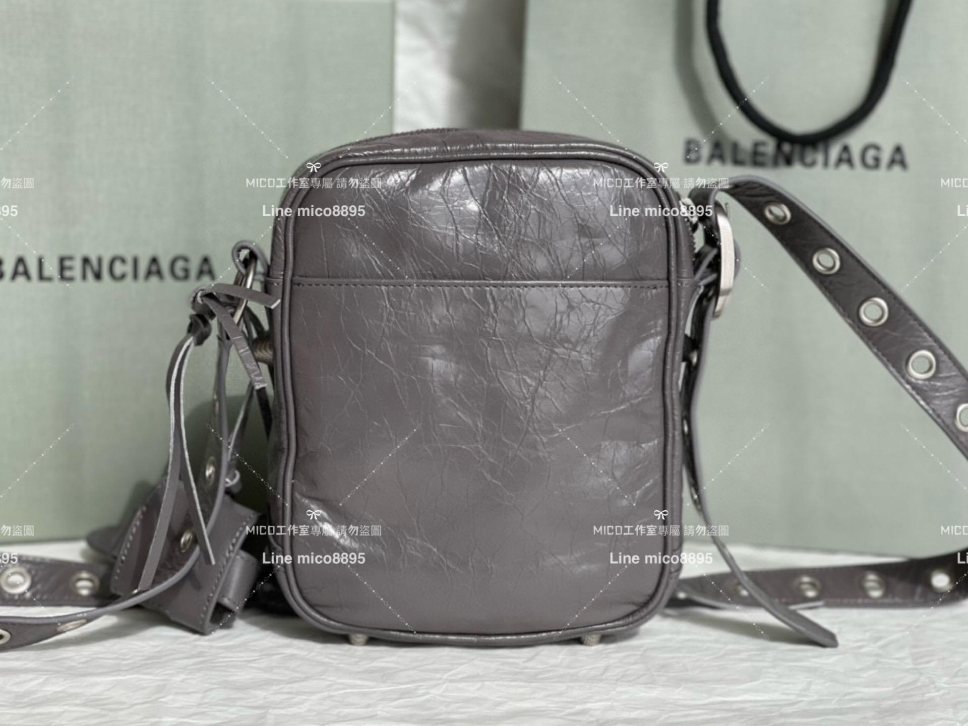 Balenciaga 男女同款 油蠟灰色 卯釘元素手機包 機車包 斜挎｜單肩包 個性街頭潮流風格 21*17cm