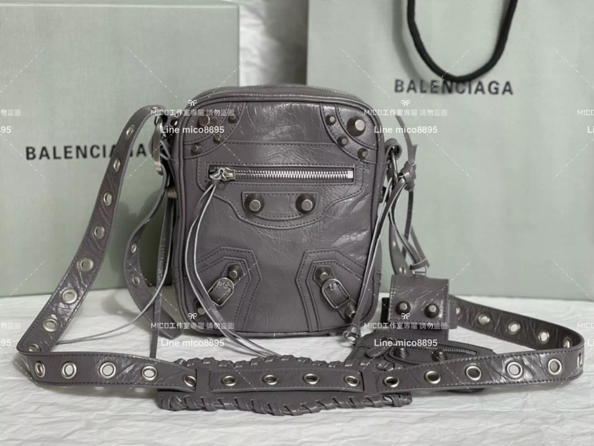 Balenciaga 男女同款 油蠟灰色 卯釘元素手機包 機車包 斜挎｜單肩包 個性街頭潮流風格 21*17cm